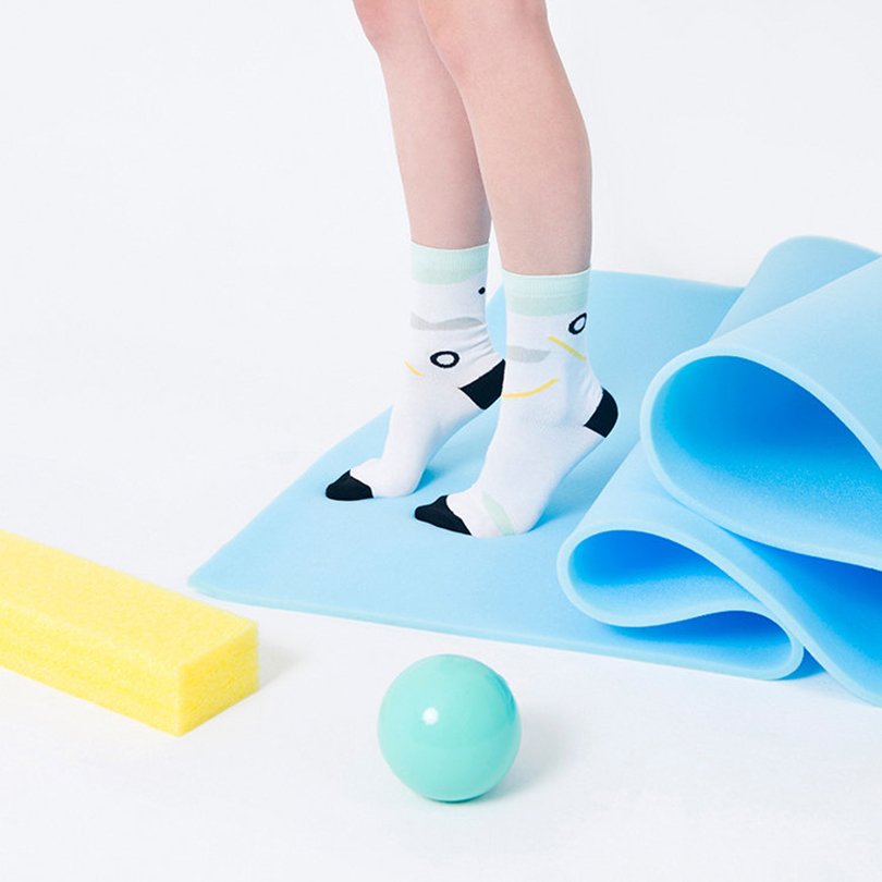 memphis style etsy finds - lascoleccionistas - gunta socks